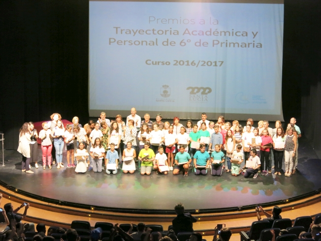 El Ayuntamiento premia a 34 alumnos de 6º de Primaria por su trayectoria académica y personal