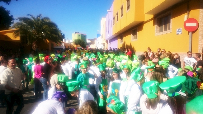 Cerca de mil estudiantes y vecinos llenan de color las calles de Sardina con el Carnaval Escolar