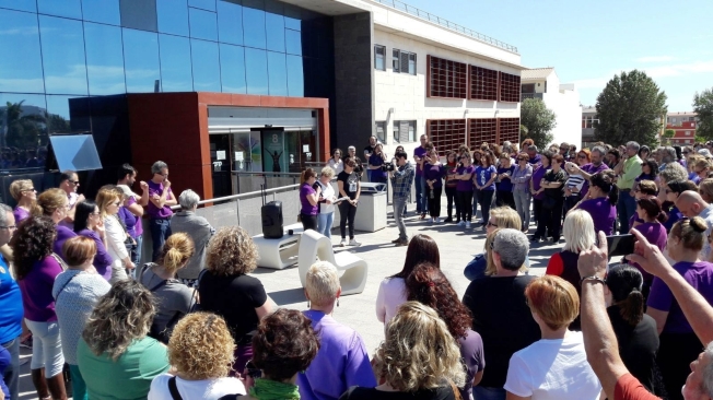 Cientos de trabajadoras y trabajadores de Santa Lucía  secundan la huelga feminista del 8 de Marzo