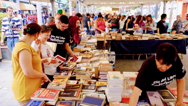 La VI Feria del Libro Solidario del ESPAL, que intercambia ejemplares por comida, abre la recogida