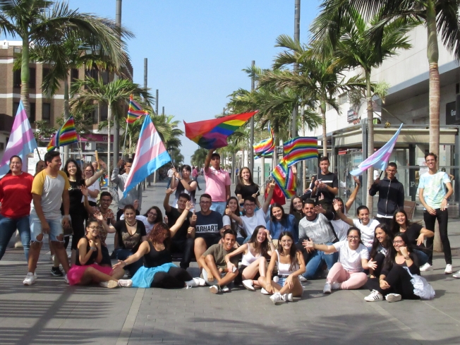 Estudiantes de tres institutos de Santa Lucía graban un vídeo contra la homofobia en la peatonal