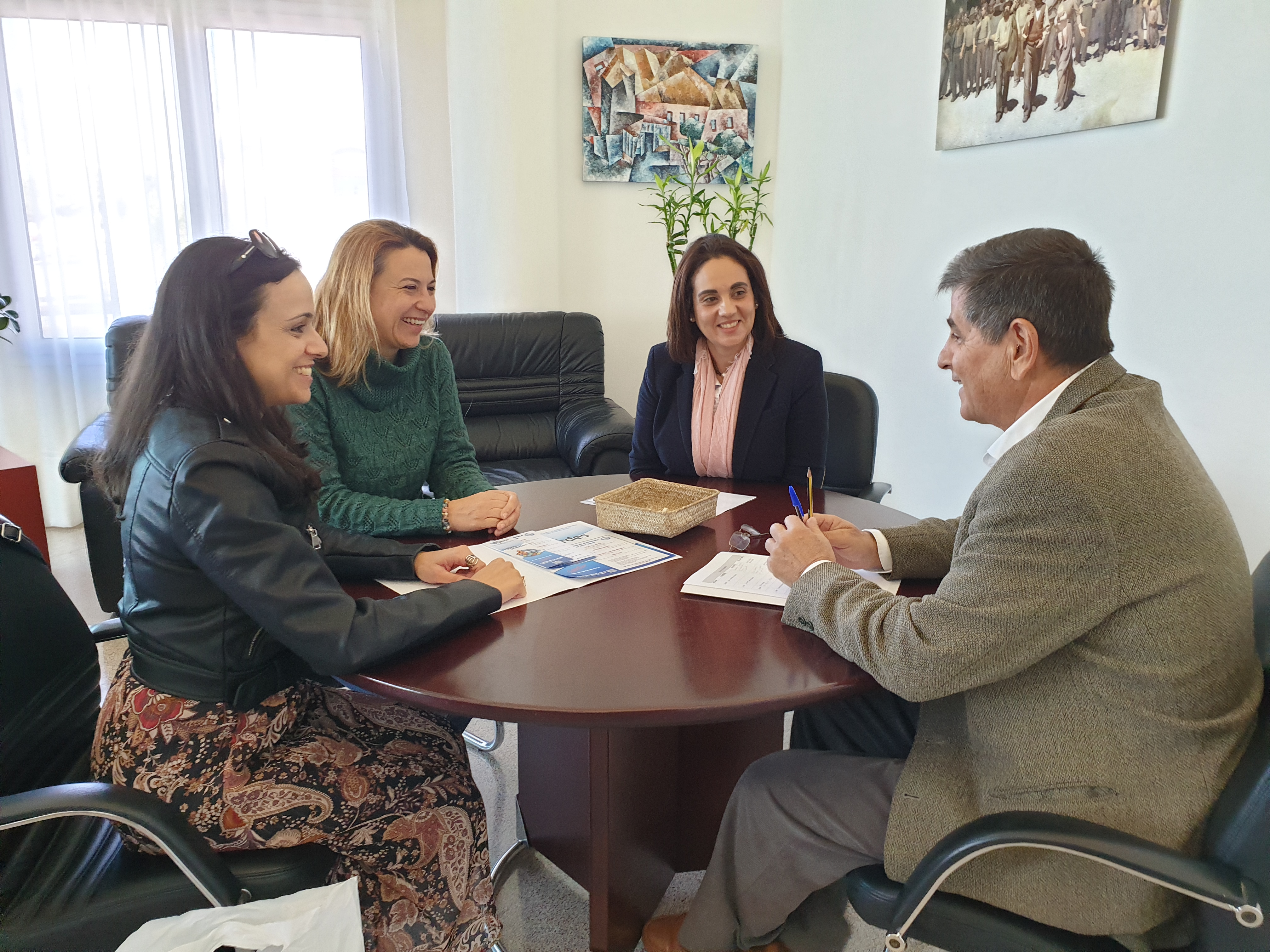Radio ECCA presenta al alcalde de Santa Lucía nuevas ofertas educativas para mejorar la empleabilidad 