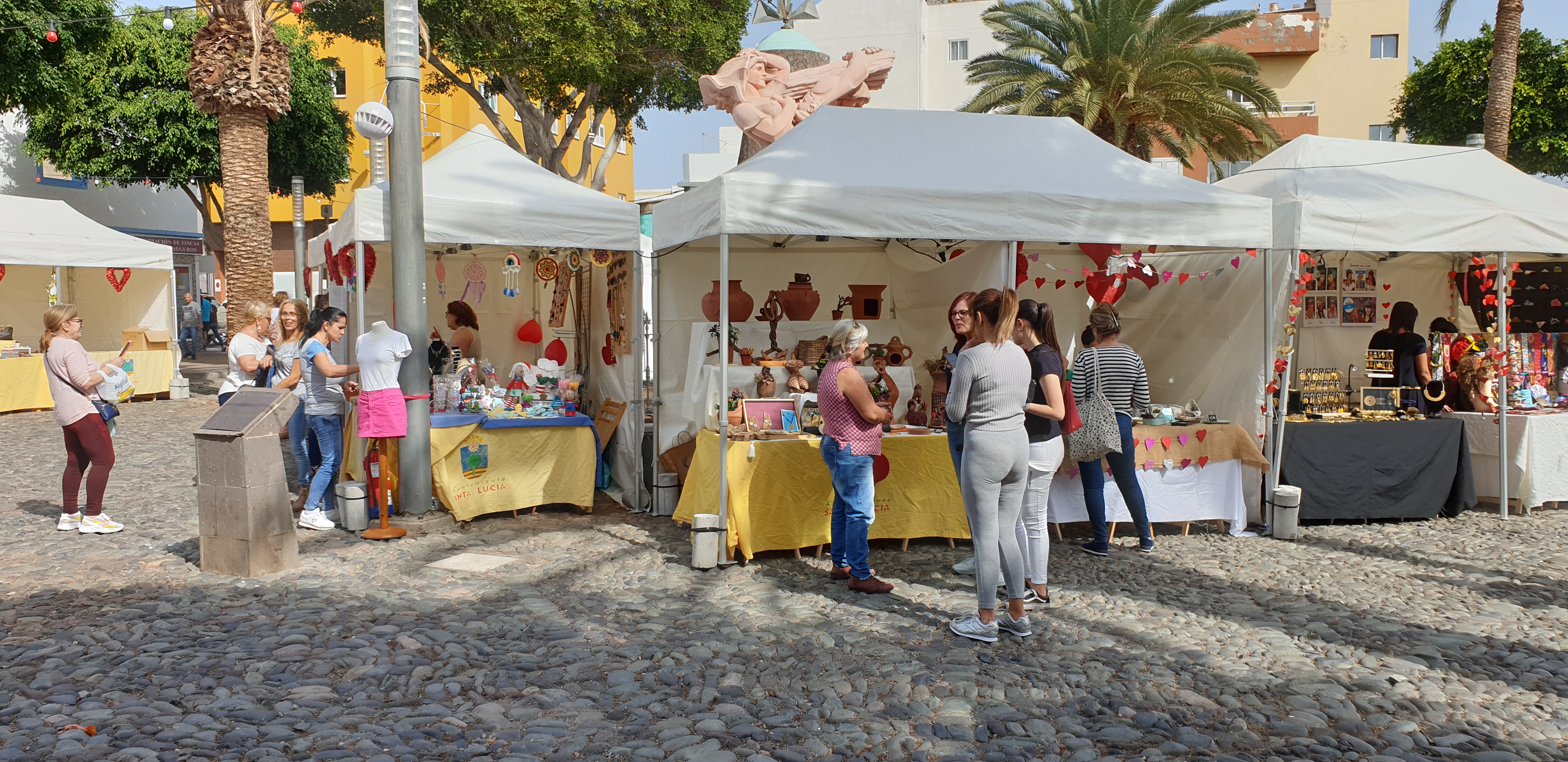 Más de treinta artesanos y artesanas venden sus productos en la plaza de la Era en la Feria de San Valentín 