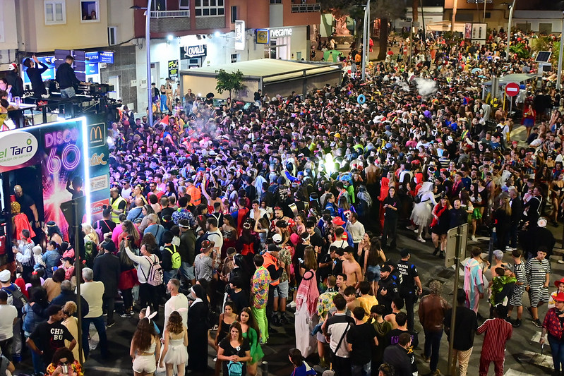 Miles de mascaritas recorren las calles de Vecindario en la Cabalgata del Carnaval de los Dibujos Animados