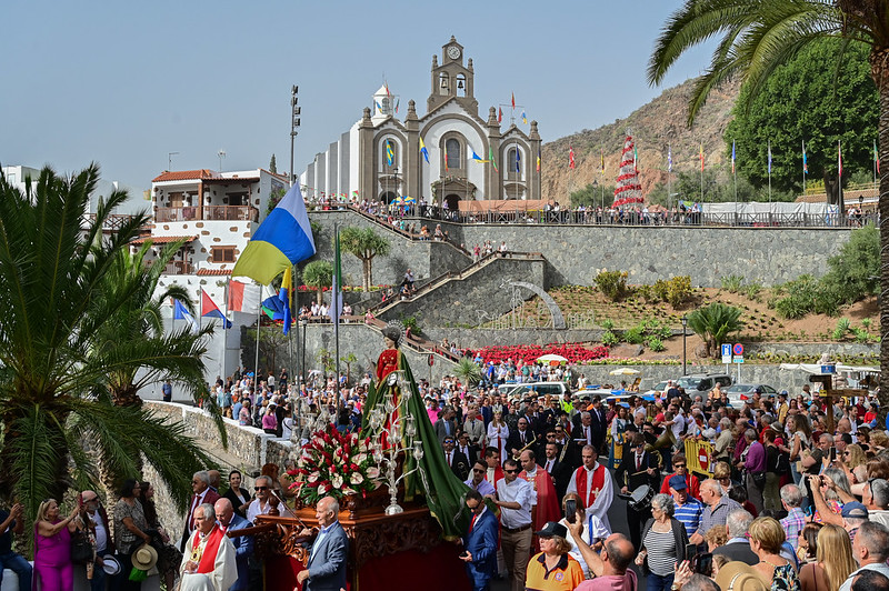 La calima y cientos de peregrinos, vecinos y vecinas acompañan a Santa Lucía el día grande de sus fiestas 