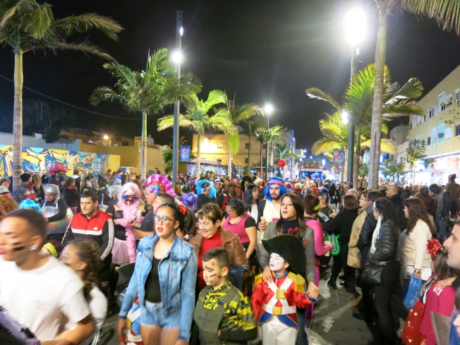 Santa Lucía no discrimina a los géneros musicales en la cabalgata del Carnaval