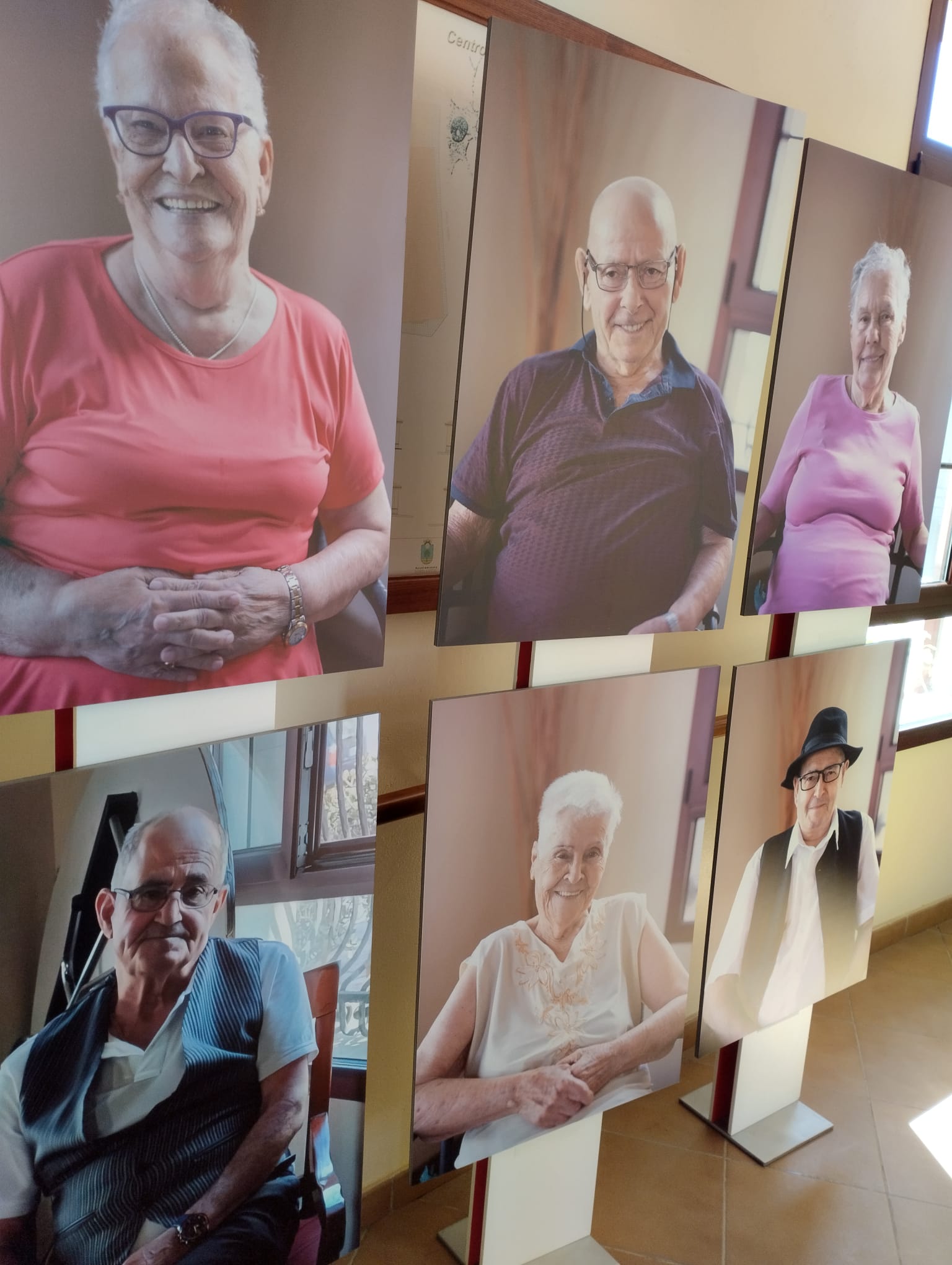 Las personas usuarias del Centro de Alzheimer protagonizan la exposición ‘la sonrisa no envejece’