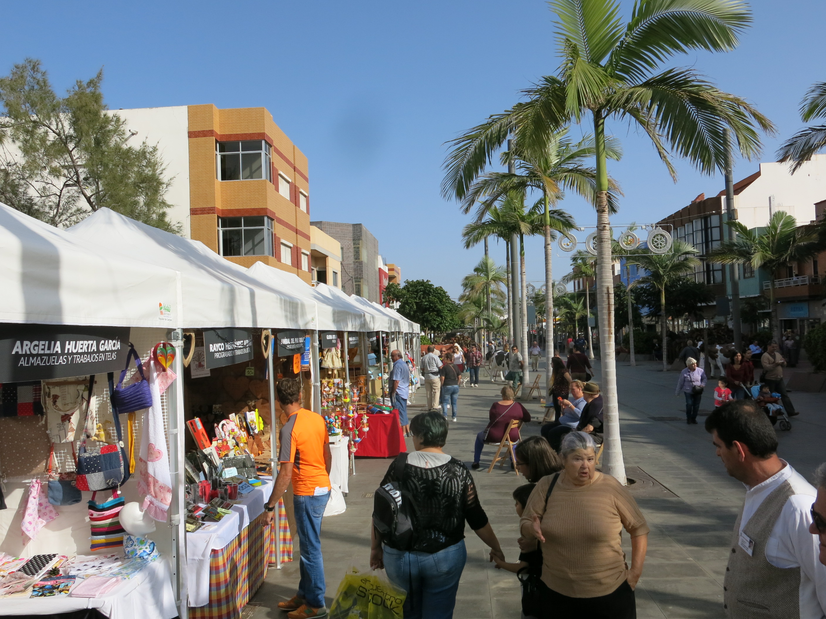 La Feria de Navidad y Reyes vuelve a la Avenida de Canarias para ofrecer los mejores productos artesanos y de las ONGs 