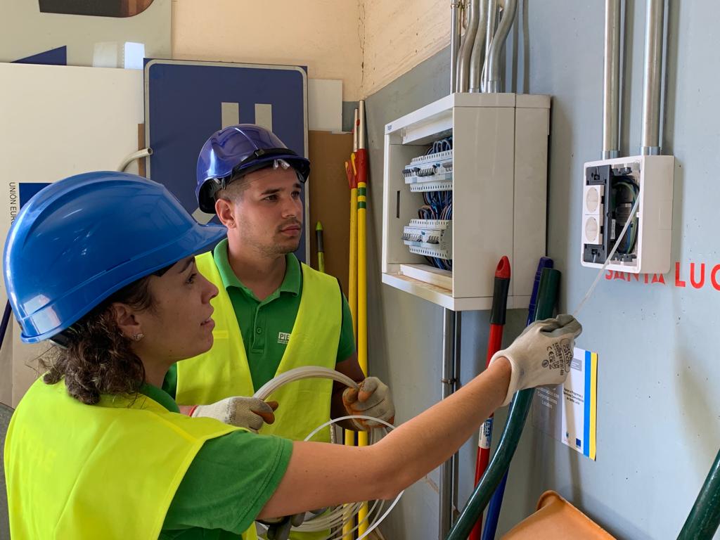 El alumnado del PFAE Santa Lucía eficiente concluye su formación como auxiliares de instalaciones eléctricas y telecomunicaciones 