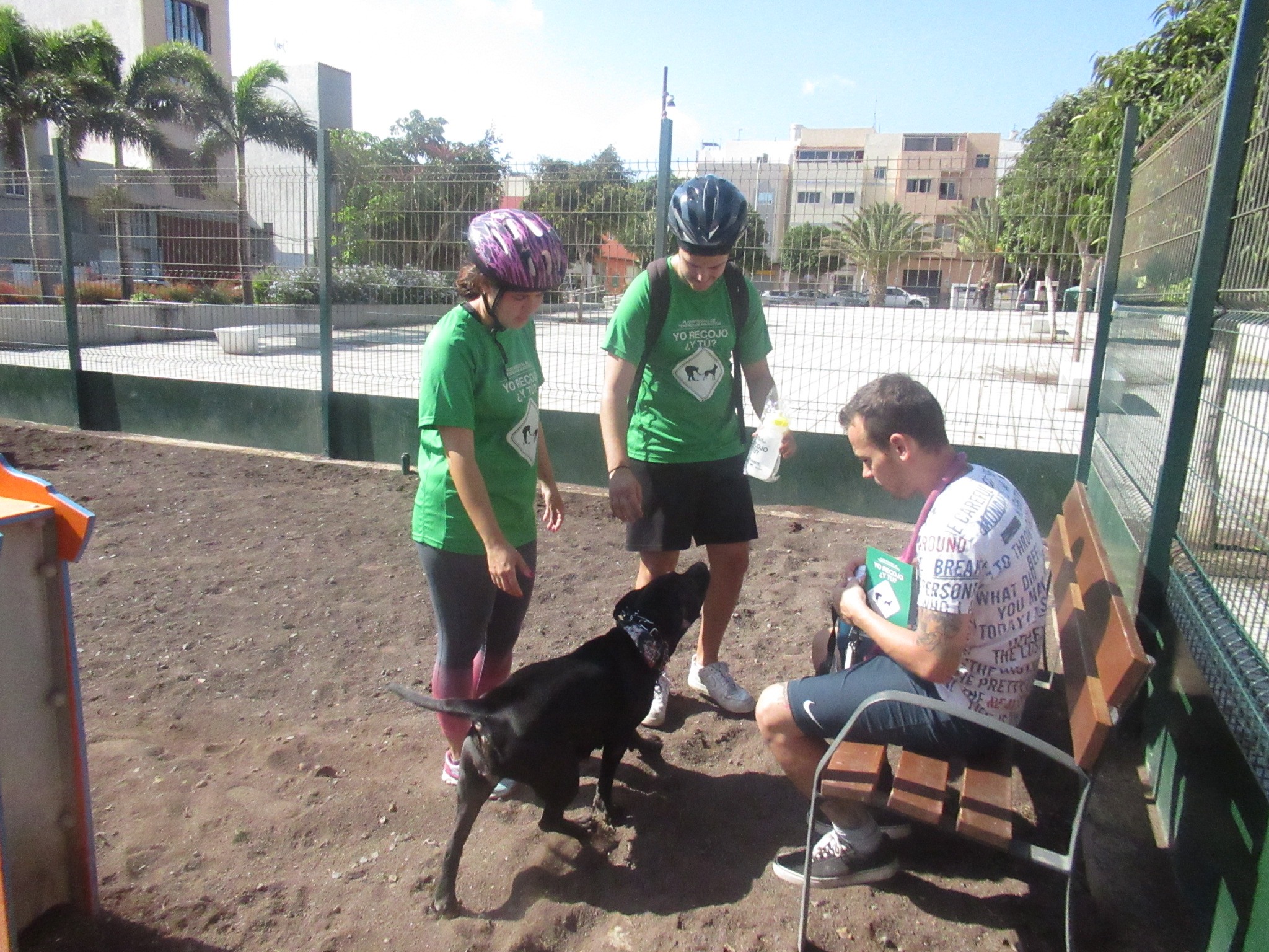 La campaña de ‘Bicican’ promueve el paseo responsable de mascotas por las calles de Santa Lucía 