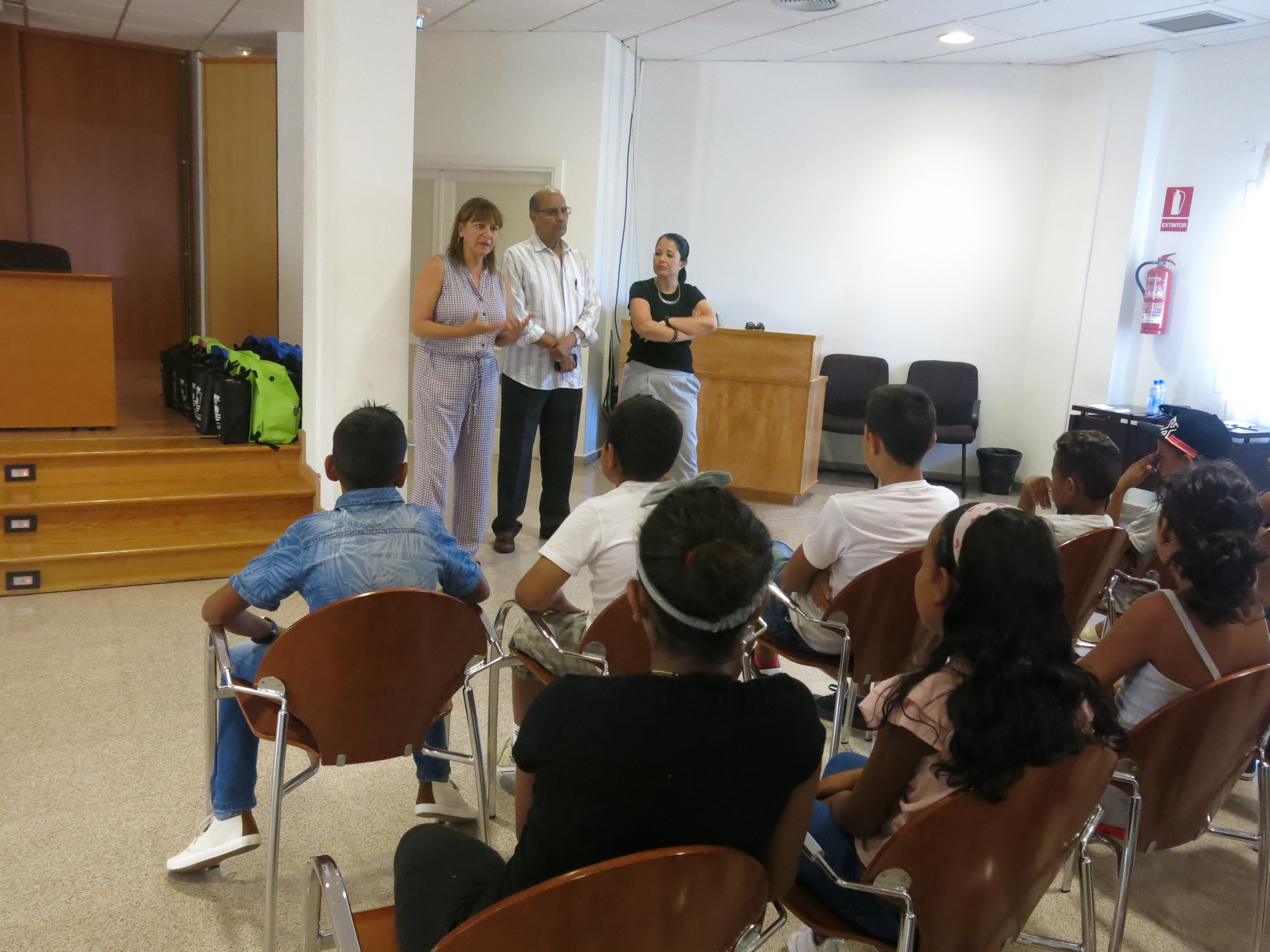 La alcaldesa da la bienvenida a niños y niñas saharauis acogidos por familias de Santa Lucía