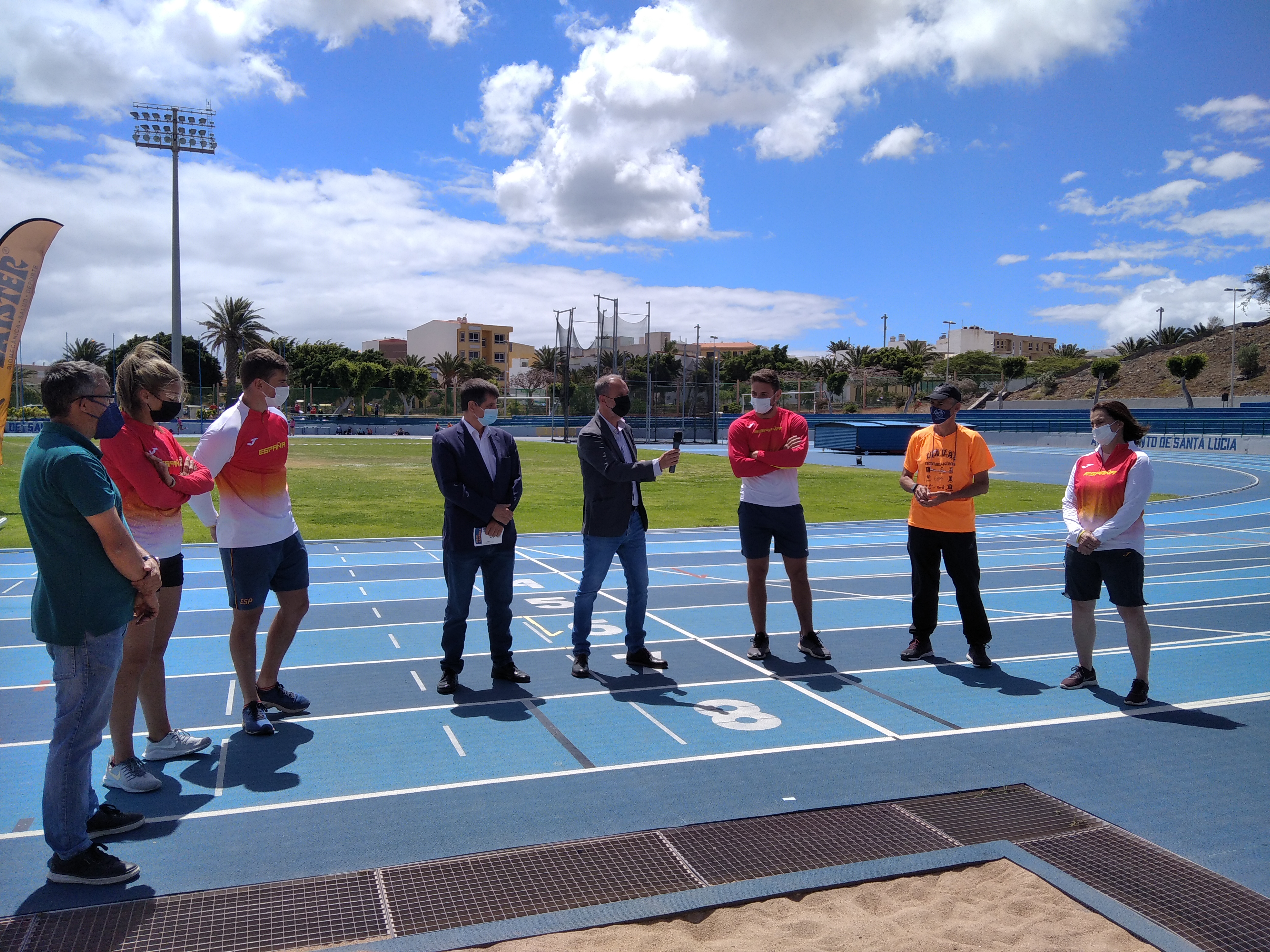 Los atletas internacionales Arantza Moreno y los hermanos Manu y Nico Quijeras eligen el estadio de atletismo de Vecindario para prepararse para Tokio 