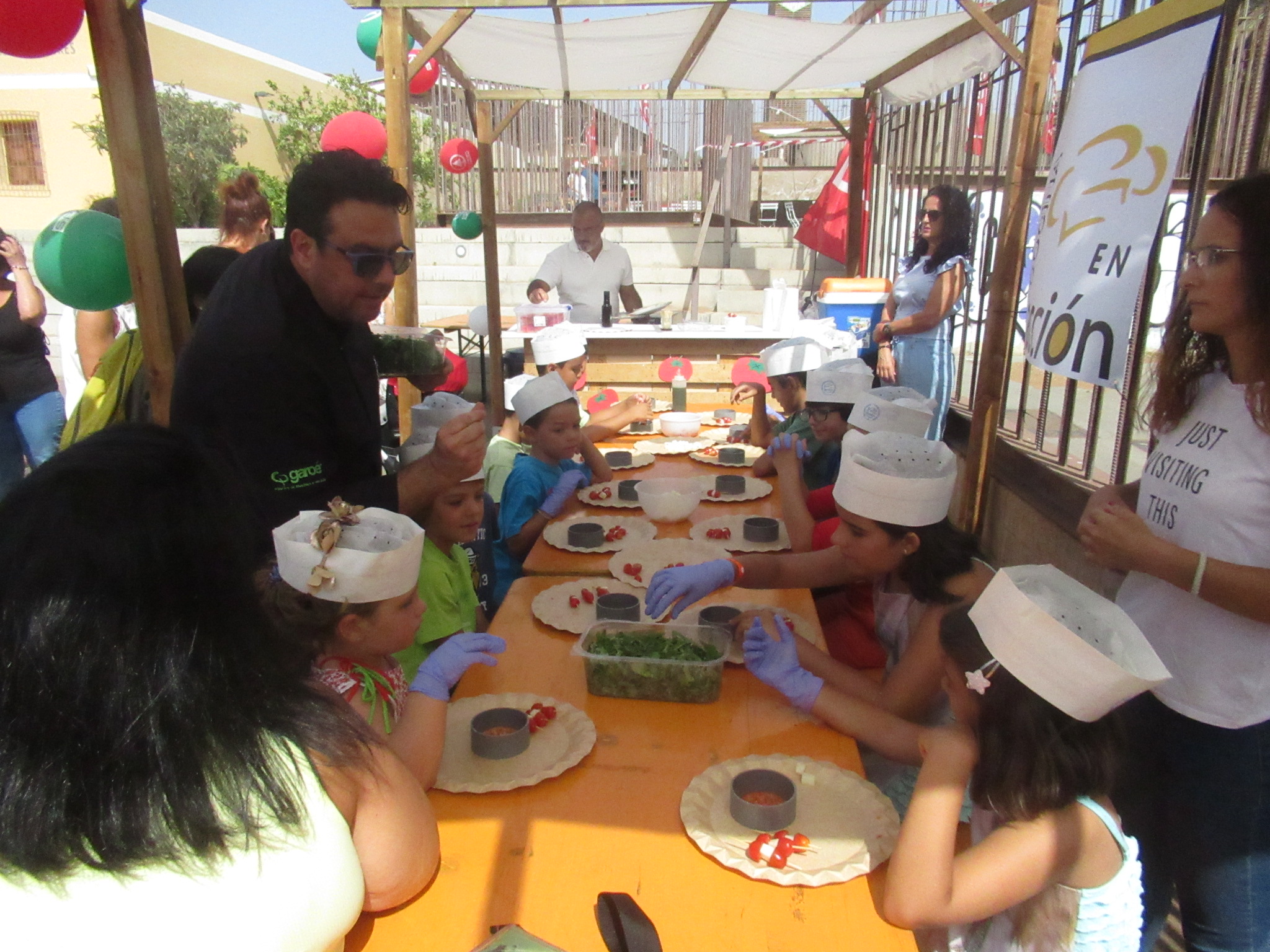 Niños y niñas aprenden a cocinar platos que tienen al tomate como protagonista en la feria este sábado  en el Museo de la Zafra 
