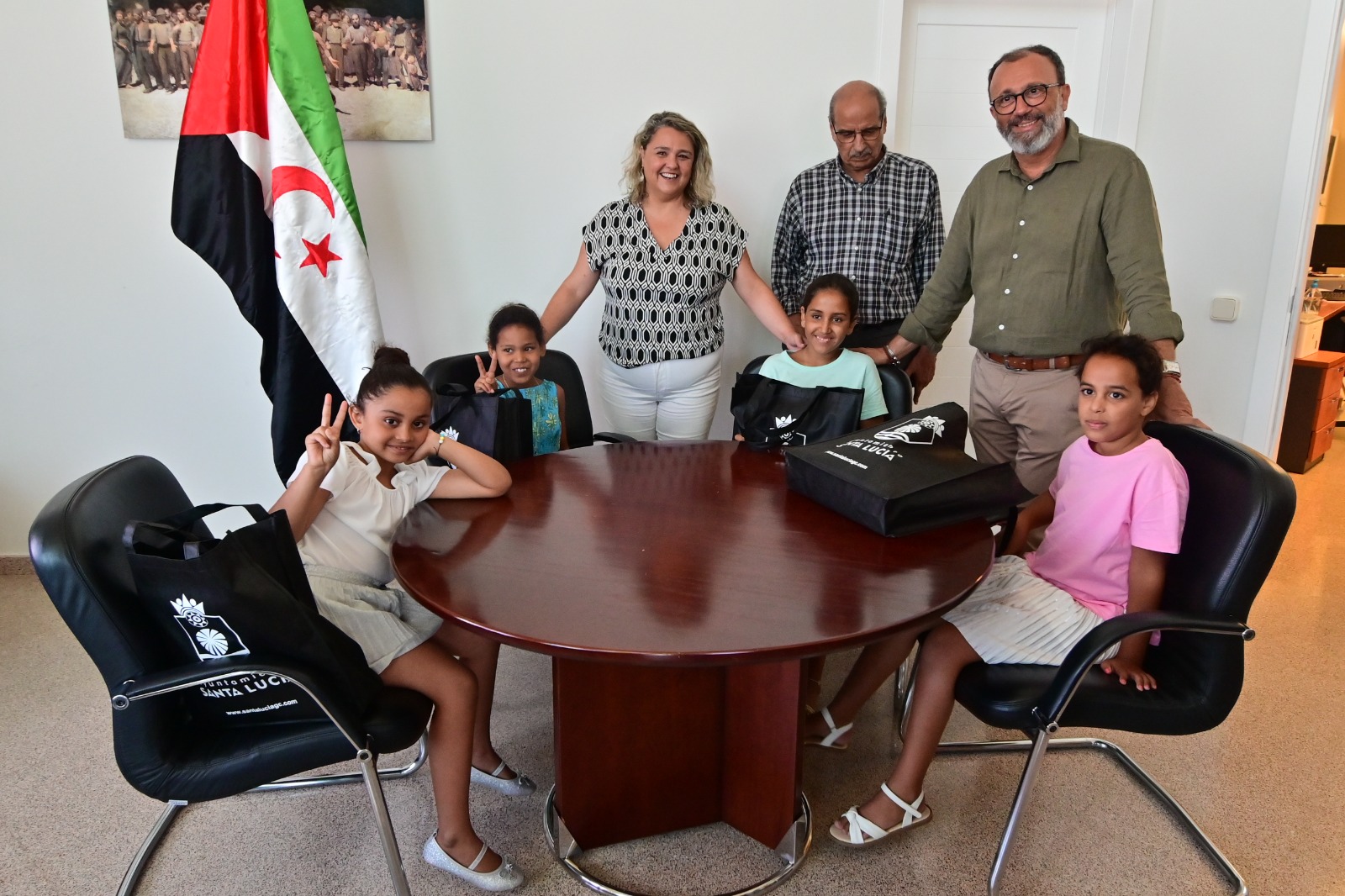 El Alcalde de Santa Lucía de Tirajana, Francisco García y la concejala de Solidaridad Internacional, Ana Gopar, recibieron hoy a las niñas saharauis del programa Vacaciones en Paz