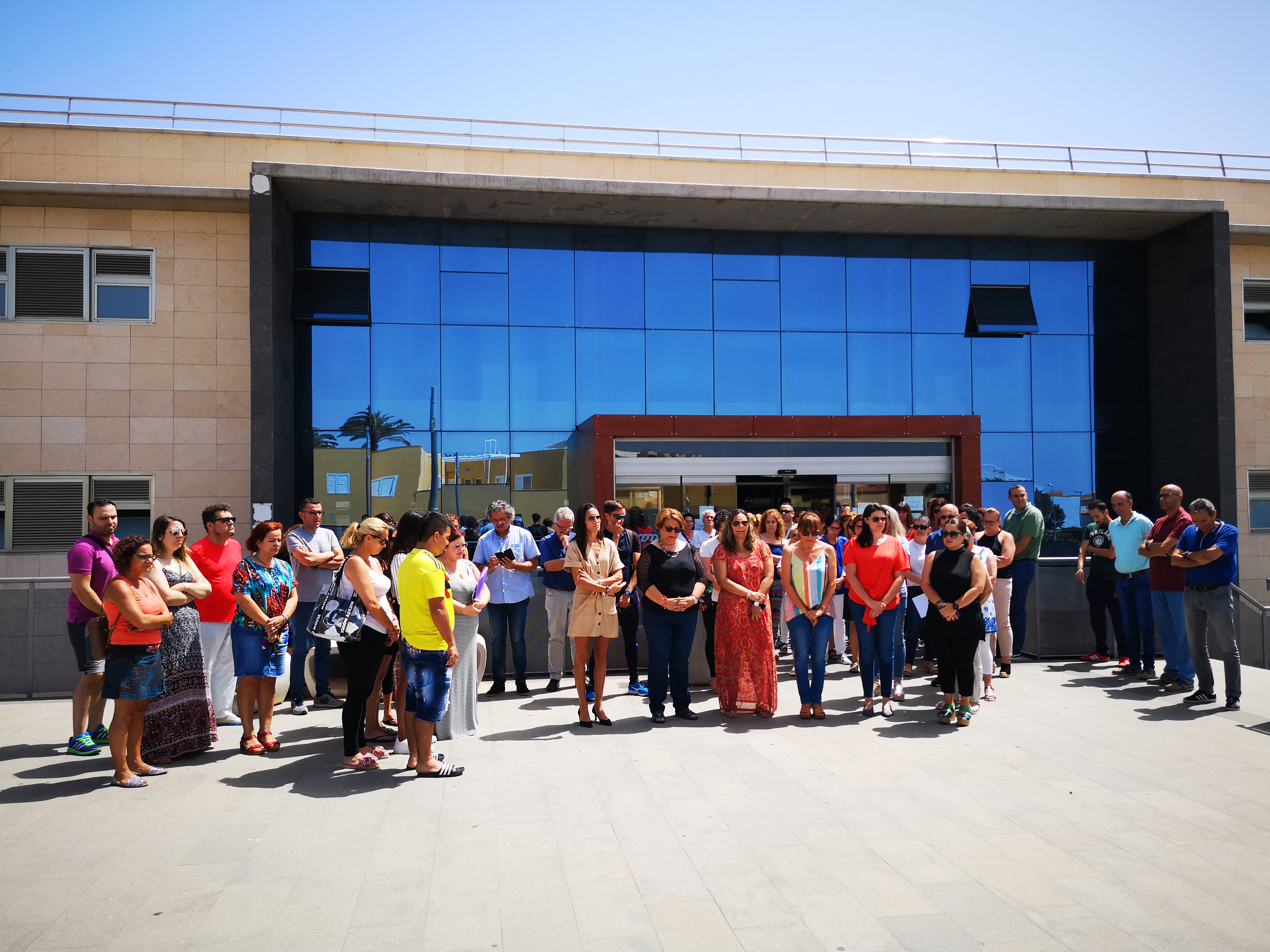 Minuto de silencio en las Oficinas Municipales para condenar el último  crimen machista en Gran Canaria 