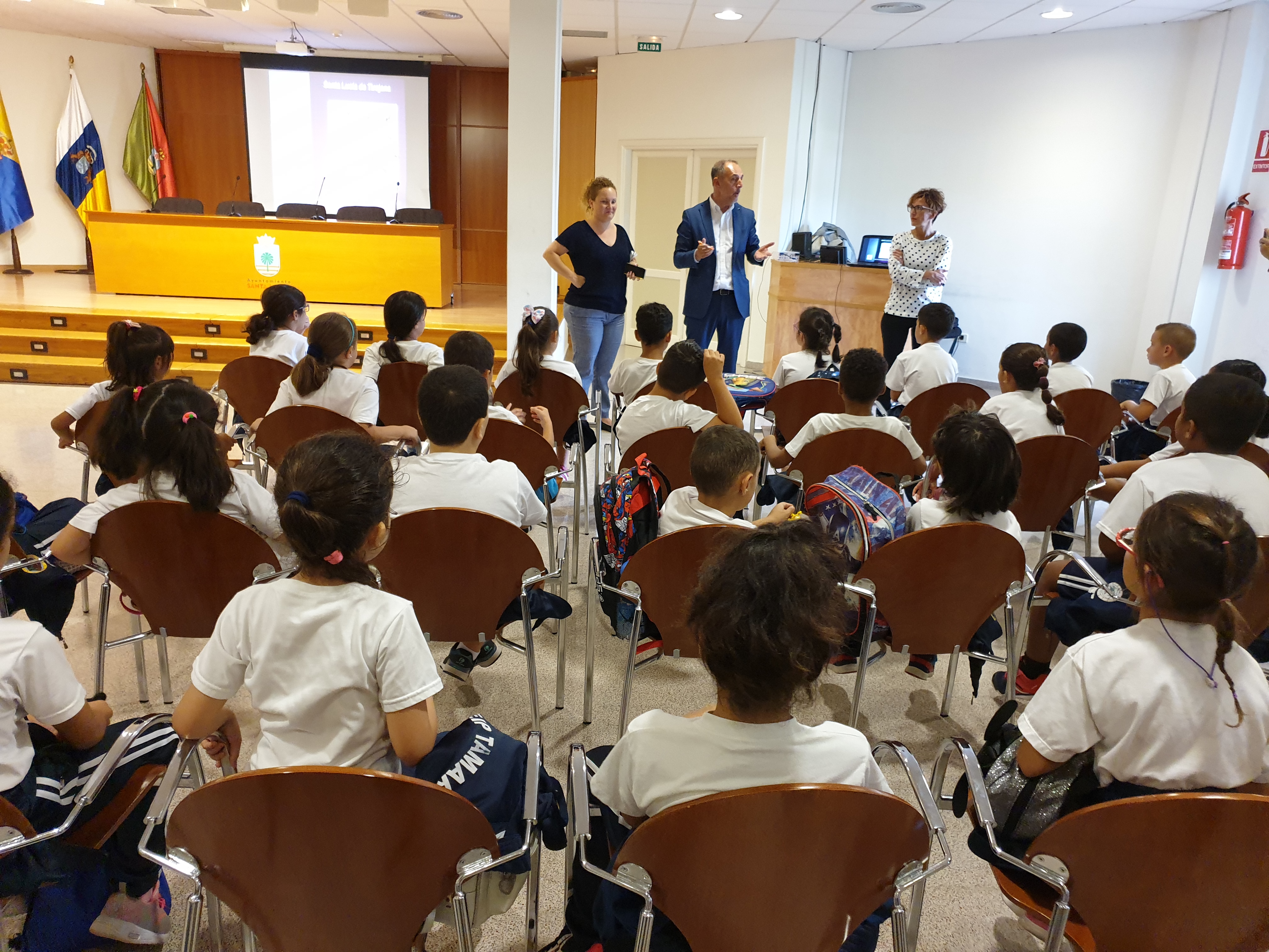Niños y niñas del CEIP Tamarán visitan las Oficinas Municipales para conocer cómo funciona el Ayuntamiento 