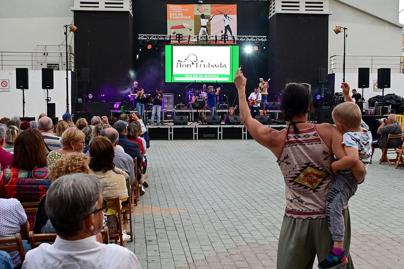Los conciertos de Non Trubada y Guagua Band ponen fin a los actos del Día de Canarias en la zona peatonal