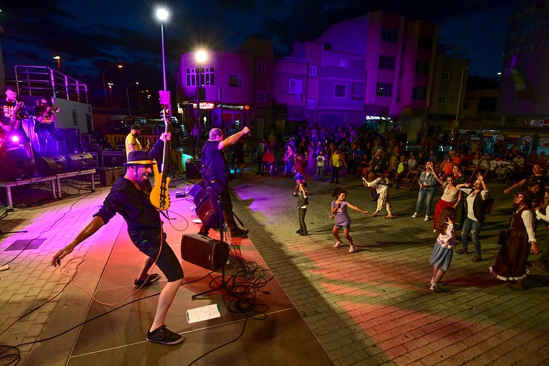 Los conciertos de Non Trubada y Guagua Band ponen fin a los actos del Día de Canarias en la zona peatonal