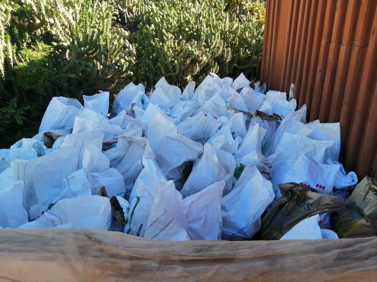 La policía local de Santa Lucía sanciona a un vecino que dejó más de 50 sacos de escombros en una parcela en Hoya la Negra  