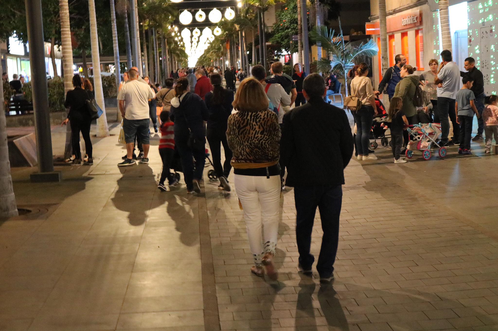 Cerca de 200 guirnaldas y luces navideñas iluminan las zonas comerciales  de Santa Lucía  