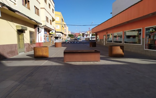 La Avenida de Canarias estrena mobiliario urbano que  embellece la zona peatonal y evita  el acceso al tráfico rodado de vehículos