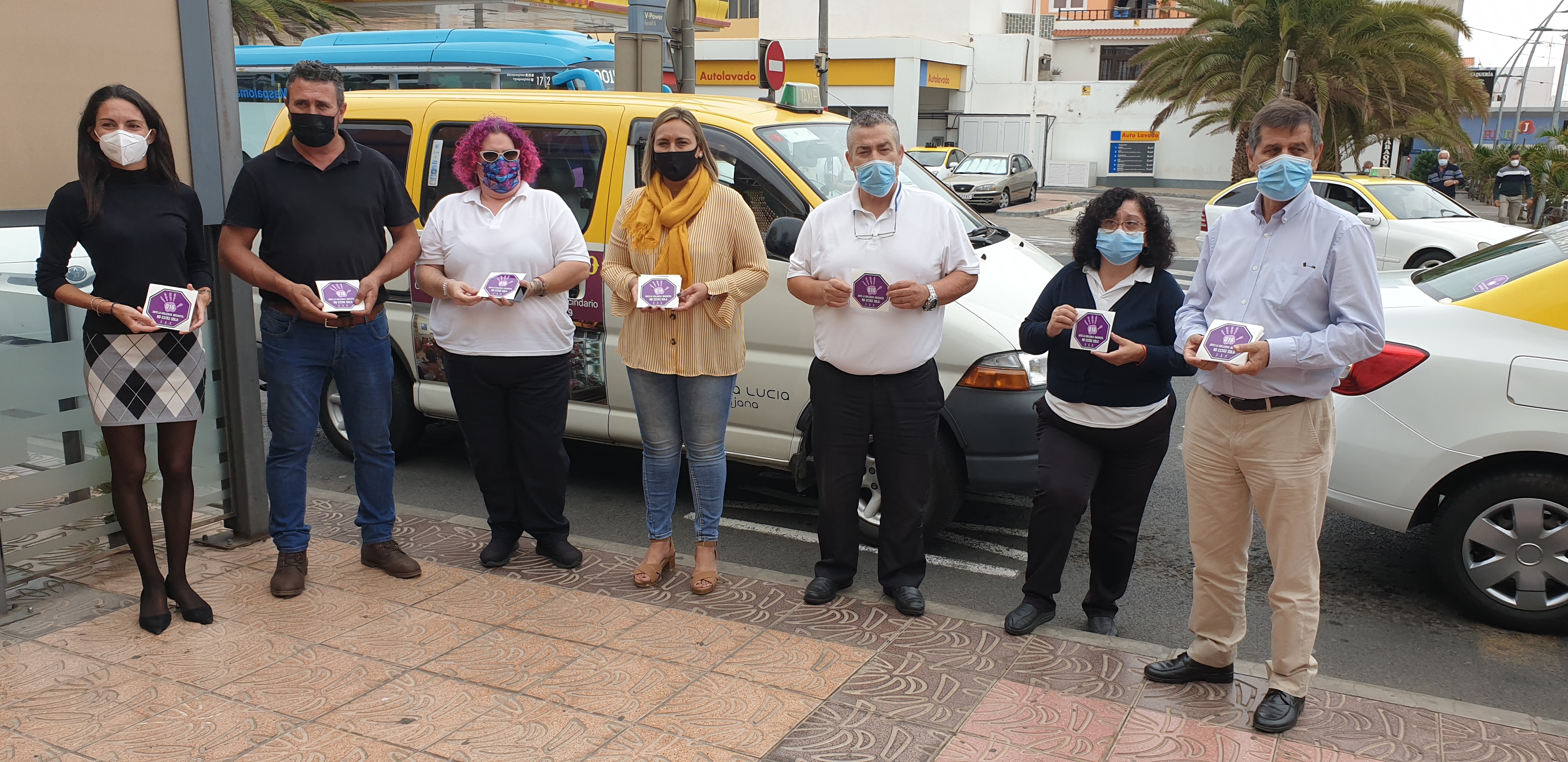  El Ayuntamiento de Santa Lucía y los profesionales del taxi realizan una campaña conjunta de prevención de la violencia machista 