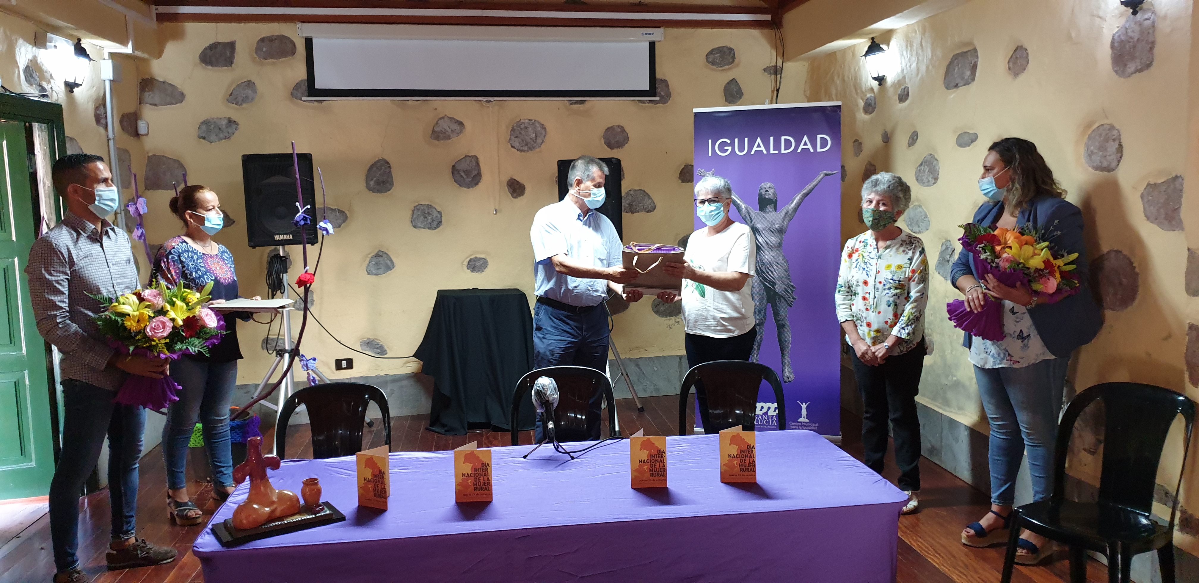 El Ayuntamiento reconoce a las apicultoras  Marta Pérez Pérez y Gloria Lozano Rodríguez en el Día Mundial de la Mujer Rural 